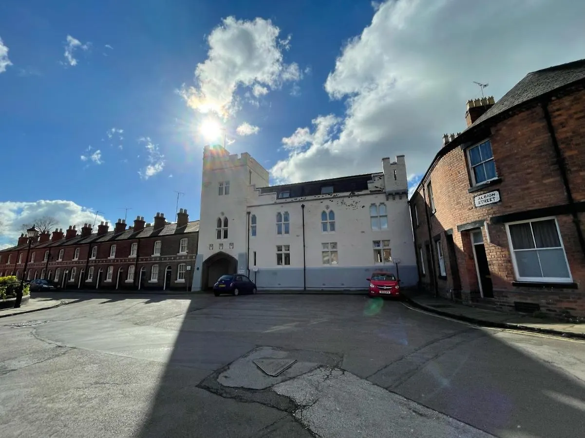 Chester Stays - Lovely Apartment In The Heart Of Chester With Free Parking