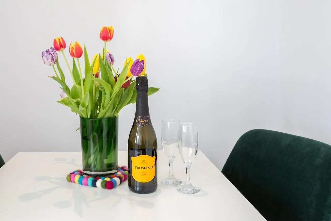 Chester Stays - Lovely Apartment In The Heart Of Chester With Free Parking 0*,  United Kingdom